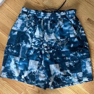 Lululemon lined pacebreaker 9 inch shorts size medium.